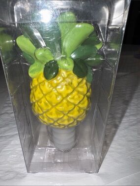 bottle stopper, decorative ceramic pineapple bottle stopper 5” NEW In Box